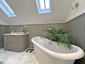 Main Bedroom En Suite- click for photo gallery